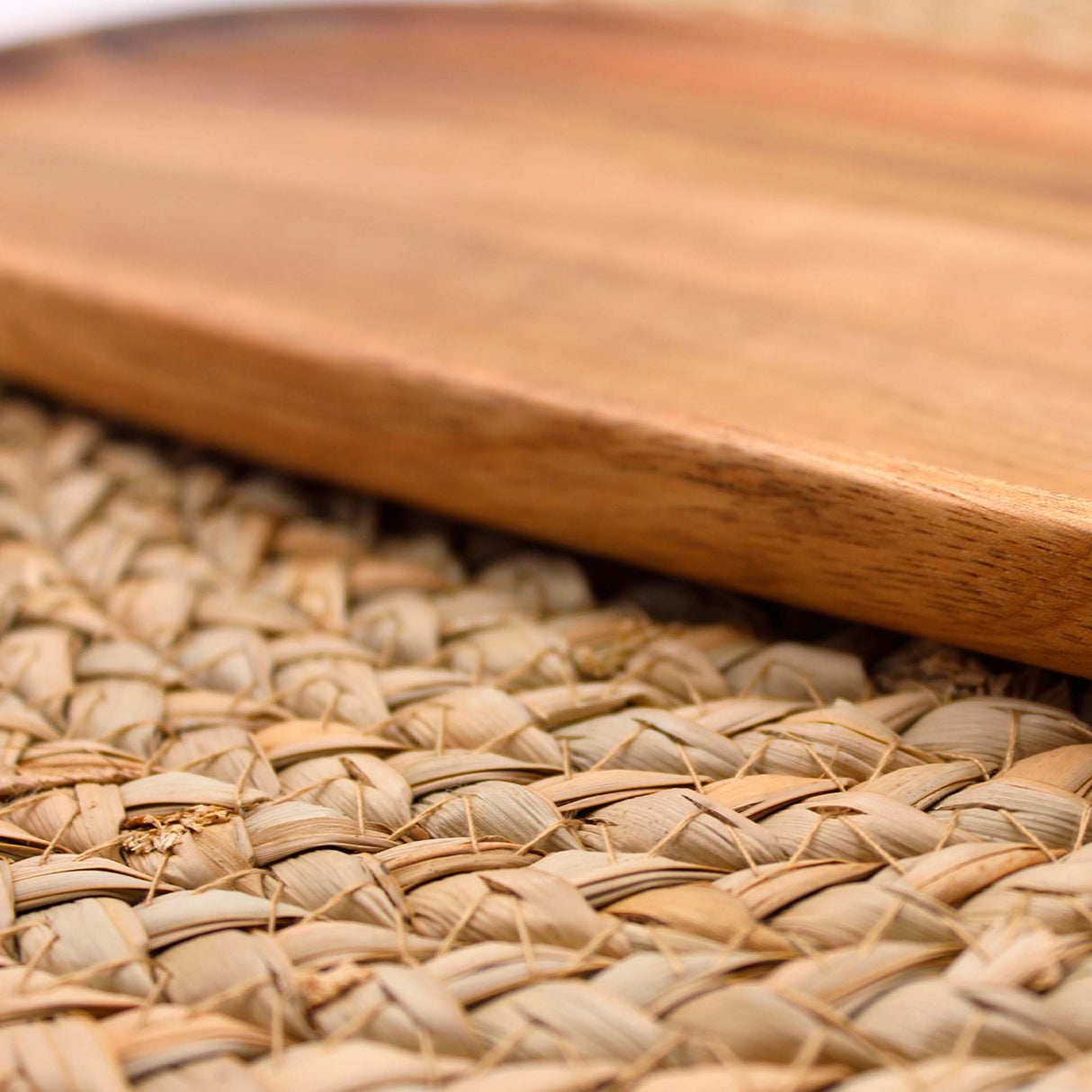 Bandeja ovalada de madera de acacia Kawi. Diseño rústico y elegante, perfecta para servir aperitivos y más. ¡Compra online y dale un toque natural a tu mesa! Envío a Chile.