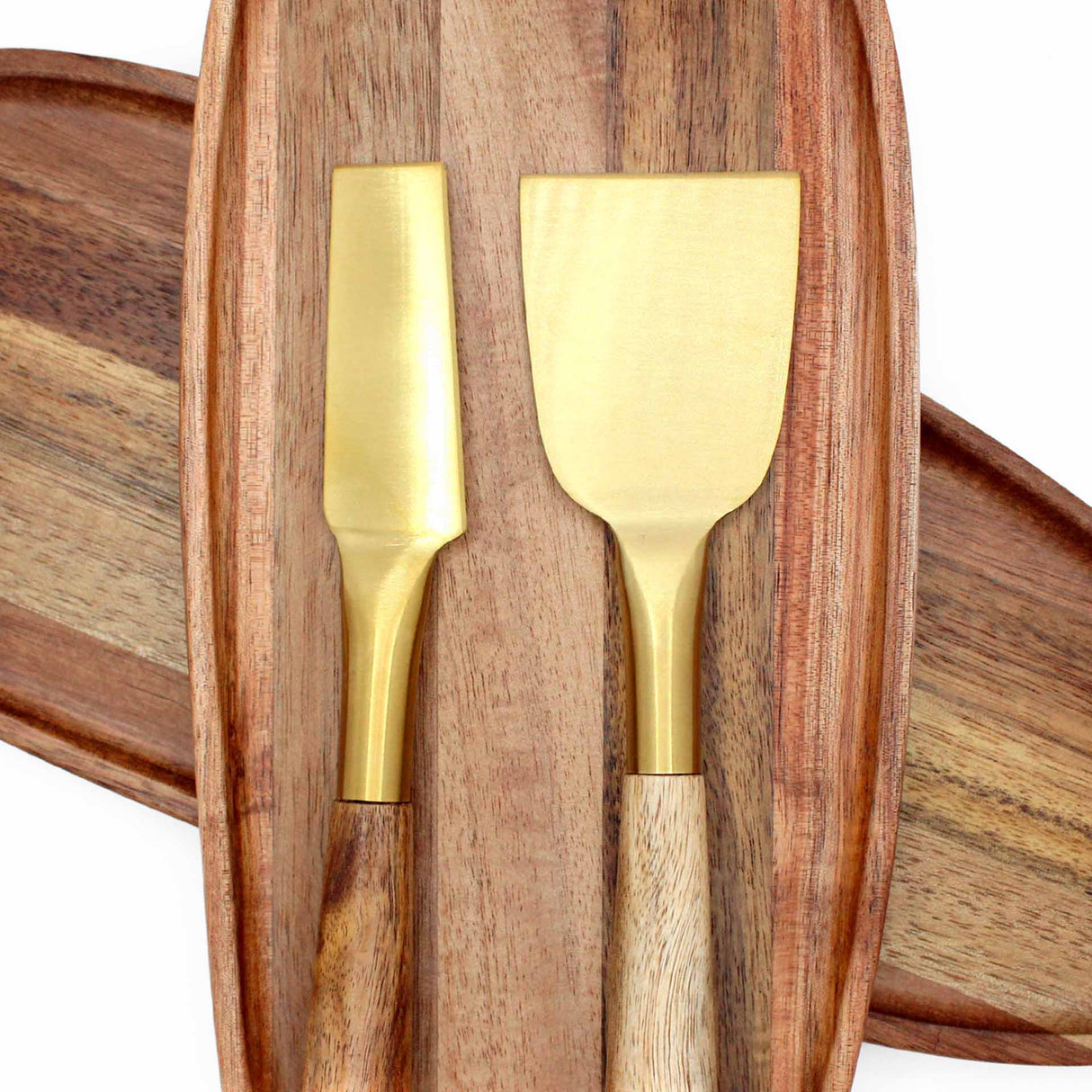 Bandeja ovalada de madera de acacia Kawi. Diseño rústico y elegante, perfecta para servir aperitivos y más. ¡Compra online y dale un toque natural a tu mesa! Envío a Chile.