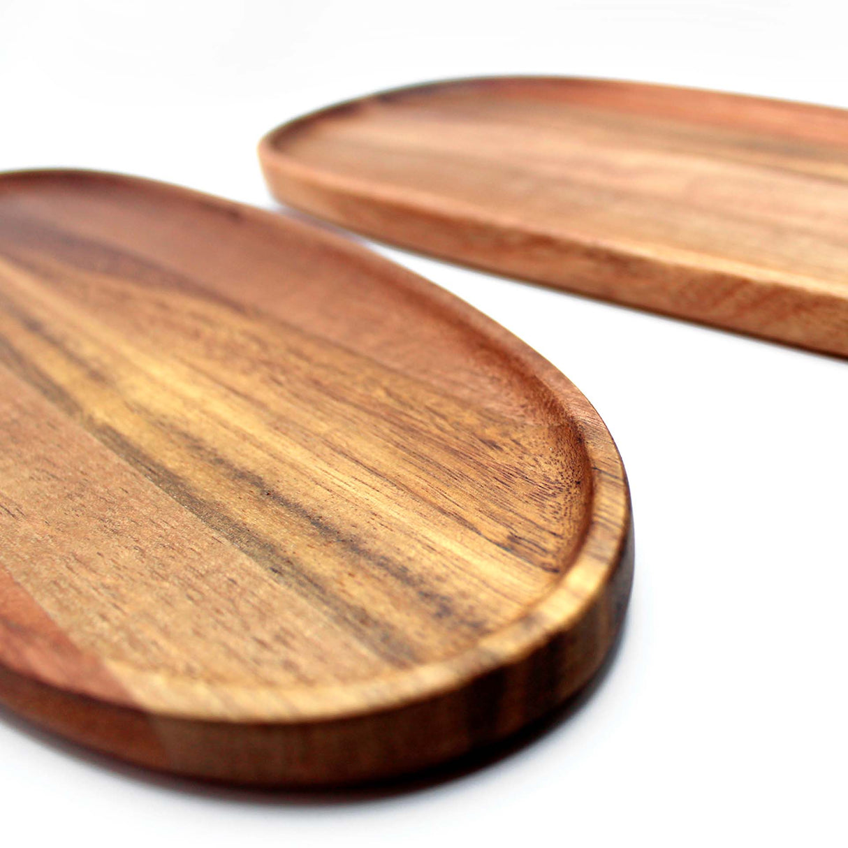 Bandeja ovalada de madera de acacia Kawi. Diseño rústico y elegante, perfecta para servir aperitivos y más. ¡Compra online y dale un toque natural a tu mesa! Envío a Chile.