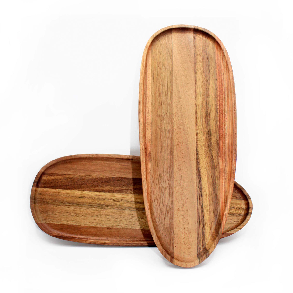 Bandeja ovalada de madera de acacia Kawi. Diseño rústico y elegante, perfecta para servir aperitivos y más. ¡Compra online y dale un toque natural a tu mesa! Envío a Chile.