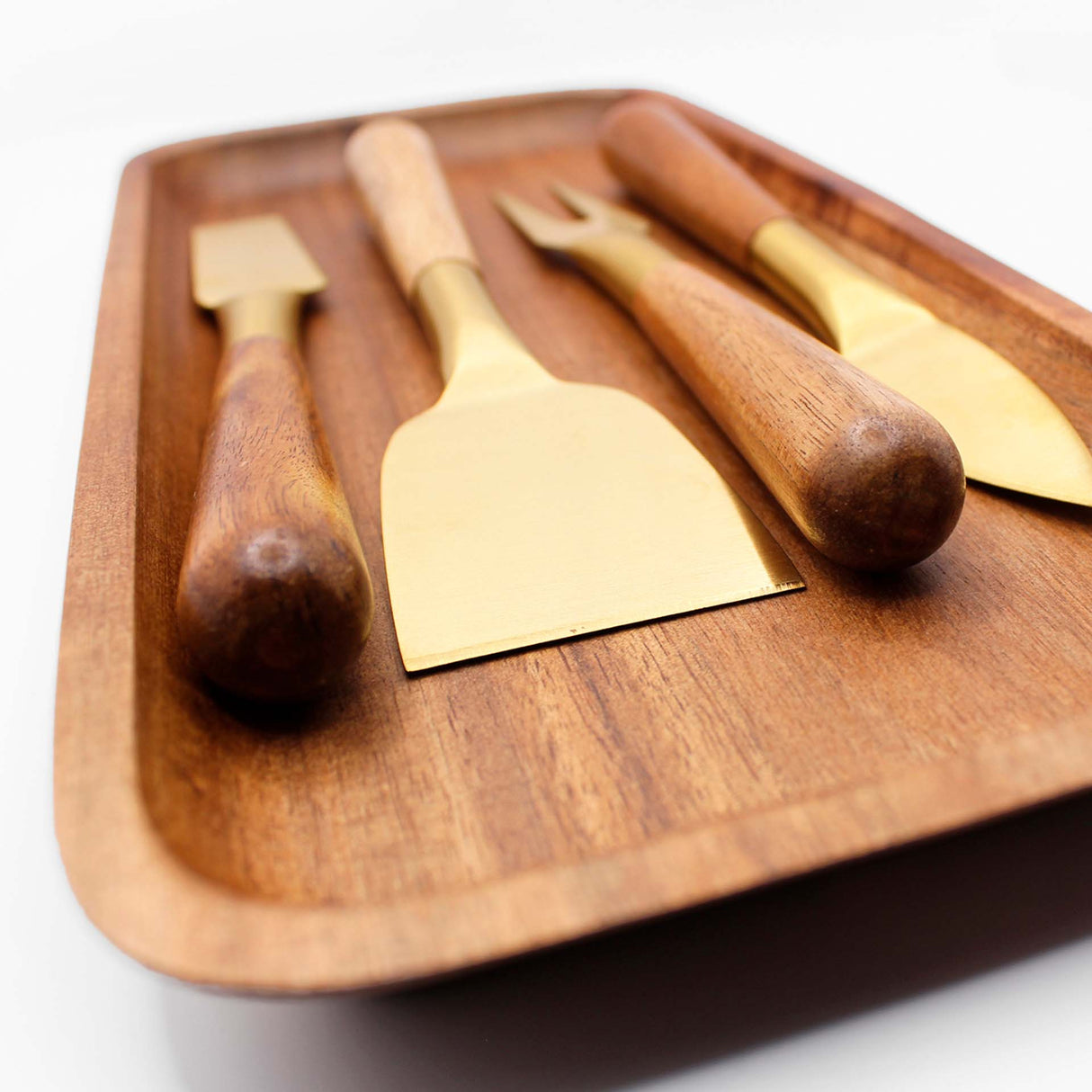 Bandeja rectangular de madera de acacia Kawi. Diseño elegante y funcional, perfecta para aperitivos y más. ¡Compra online y eleva tus presentaciones! Envío a Chile.