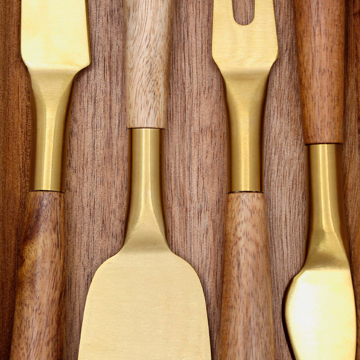 Bandeja rectangular de madera de acacia Kawi. Diseño elegante y funcional, perfecta para aperitivos y más. ¡Compra online y eleva tus presentaciones! Envío a Chile.