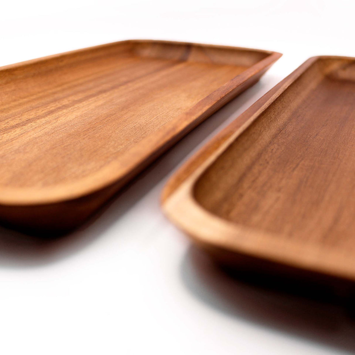 Bandeja rectangular de madera de acacia Kawi. Diseño elegante y funcional, perfecta para aperitivos y más. ¡Compra online y eleva tus presentaciones! Envío a Chile.