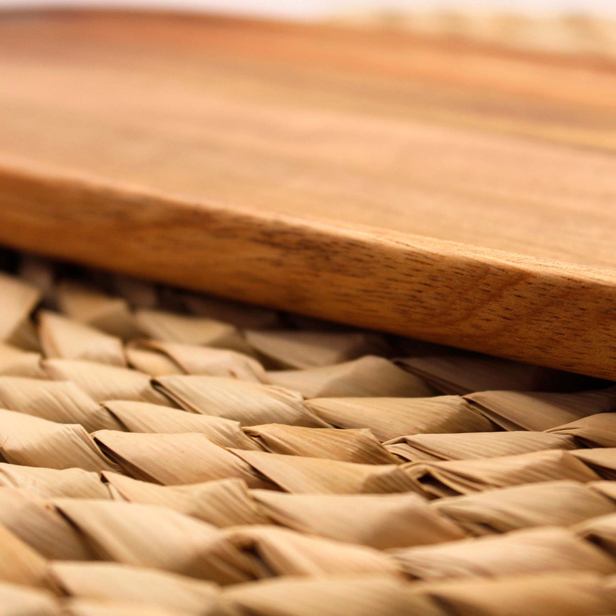 Bandeja rectangular de madera de acacia Kawi. Diseño elegante y funcional, perfecta para aperitivos y más. ¡Compra online y eleva tus presentaciones! Envío a Chile.