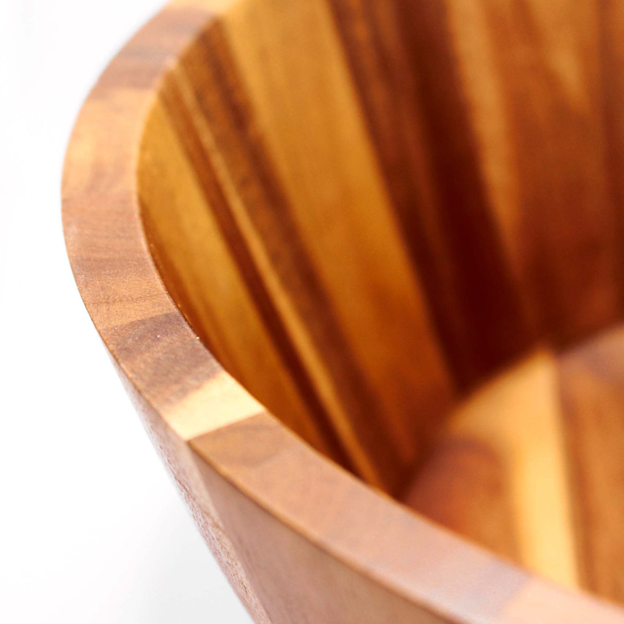 Bowl ensaladera de madera de acacia Kawi. Diseño amplio y elegante, perfecto para servir ensaladas. ¡Compra online y dale un toque natural a tu mesa! Envío a todo Chile.