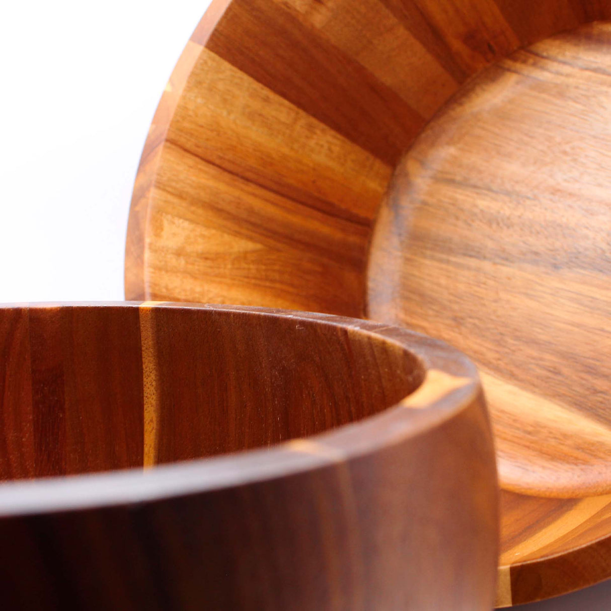 Bowl ensaladera de madera de acacia Kawi. Diseño amplio y elegante, perfecto para servir ensaladas. ¡Compra online y dale un toque natural a tu mesa! Envío a todo Chile.