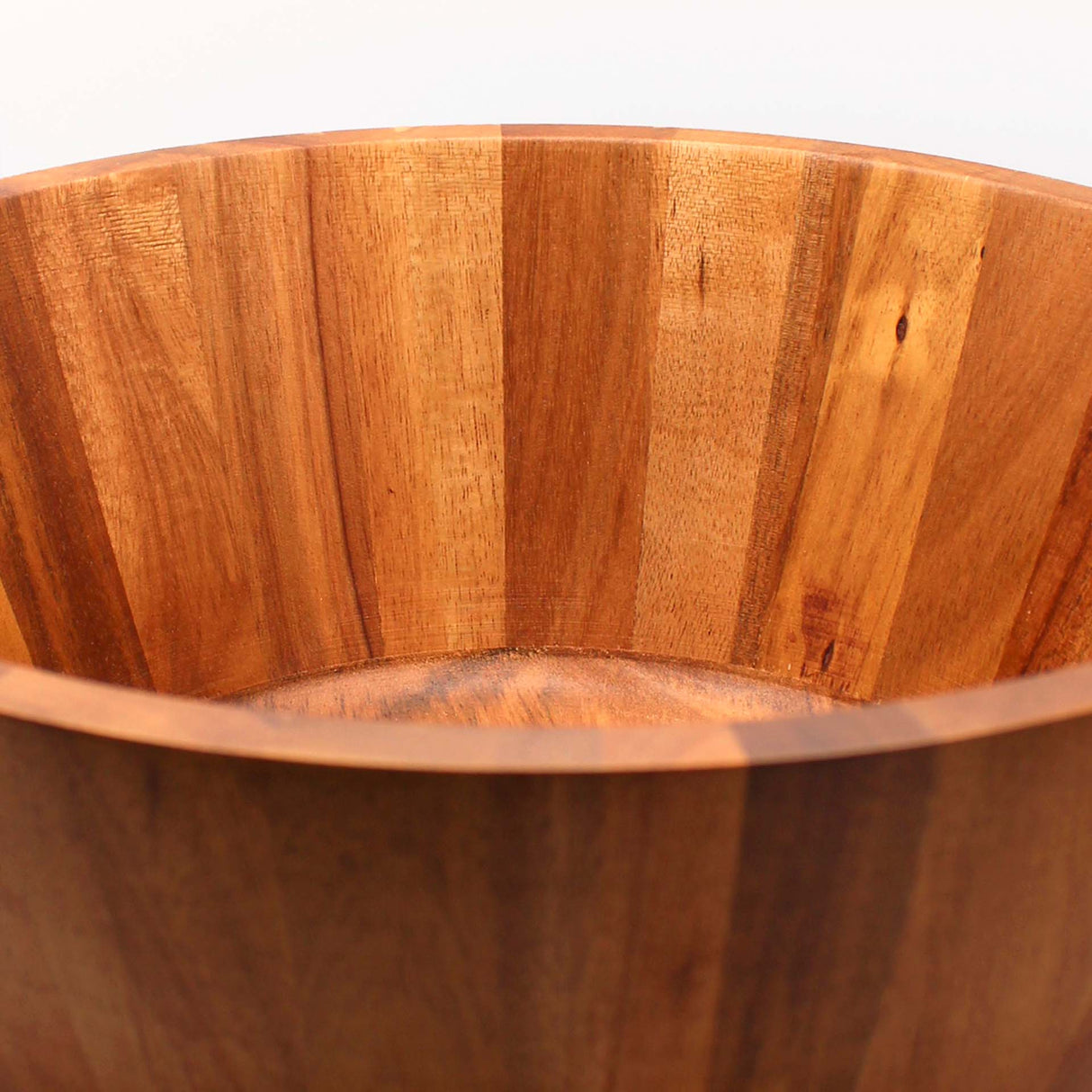 Bowl ensaladera de madera de acacia Kawi. Diseño amplio y elegante, perfecto para servir ensaladas. ¡Compra online y dale un toque natural a tu mesa! Envío a todo Chile.
