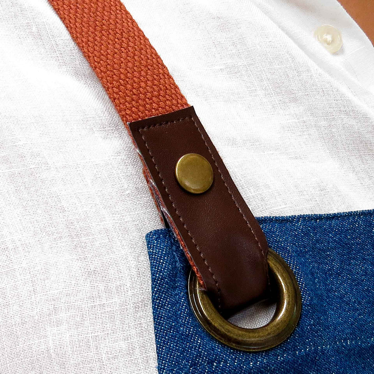 Pechera Jeans modelo Crossback café Unisex