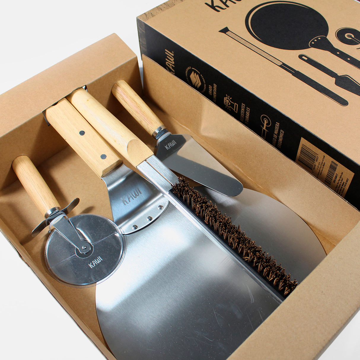 Set para pizza Kawi Pizzaiolo de 4 piezas: cortador, pala, cepillo y espátula. Acero inoxidable y madera. ¡Prepara y sirve pizza como un profesional! Compra online, envío a Chile.