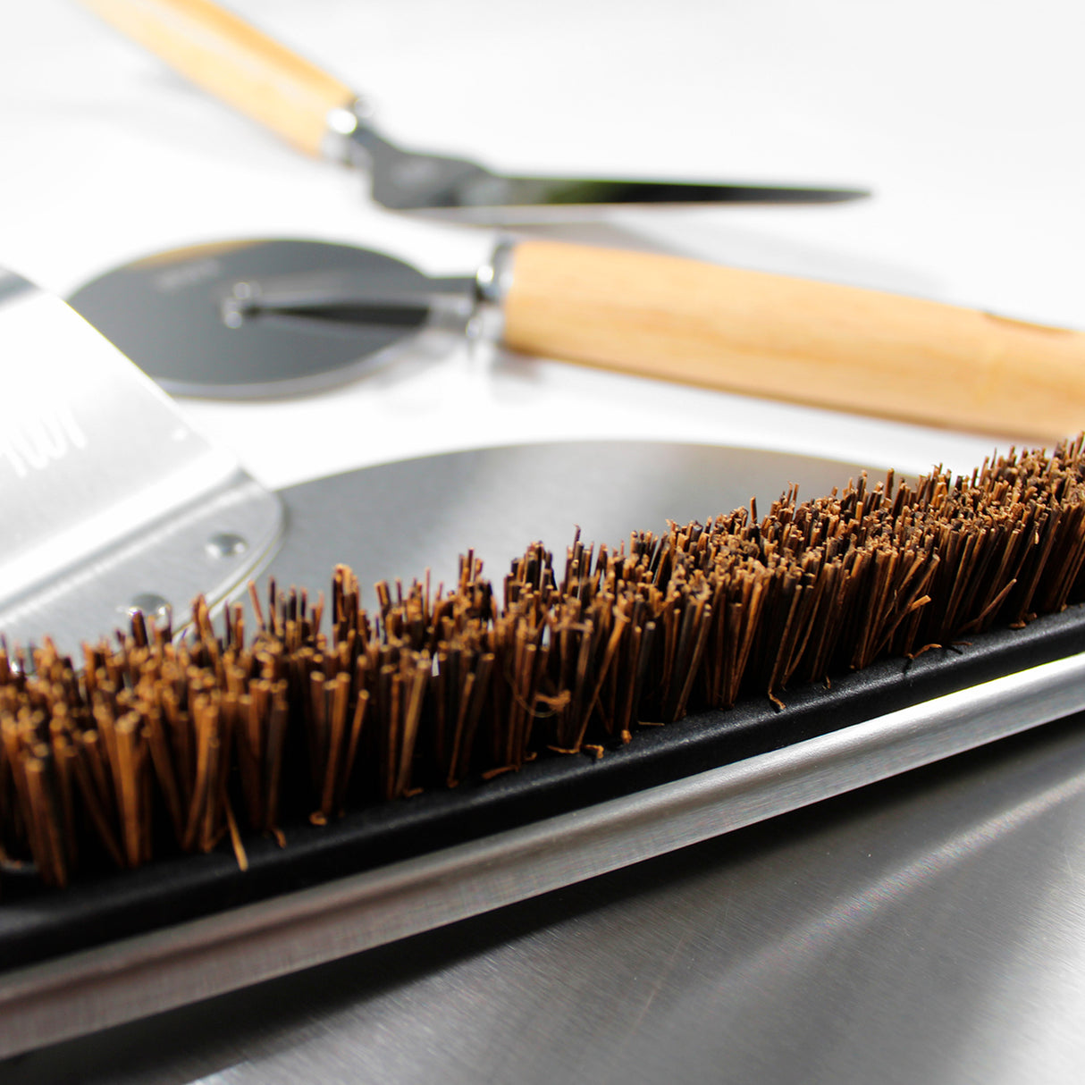 Set para pizza Kawi Pizzaiolo de 4 piezas: cortador, pala, cepillo y espátula. Acero inoxidable y madera. ¡Prepara y sirve pizza como un profesional! Compra online, envío a Chile.