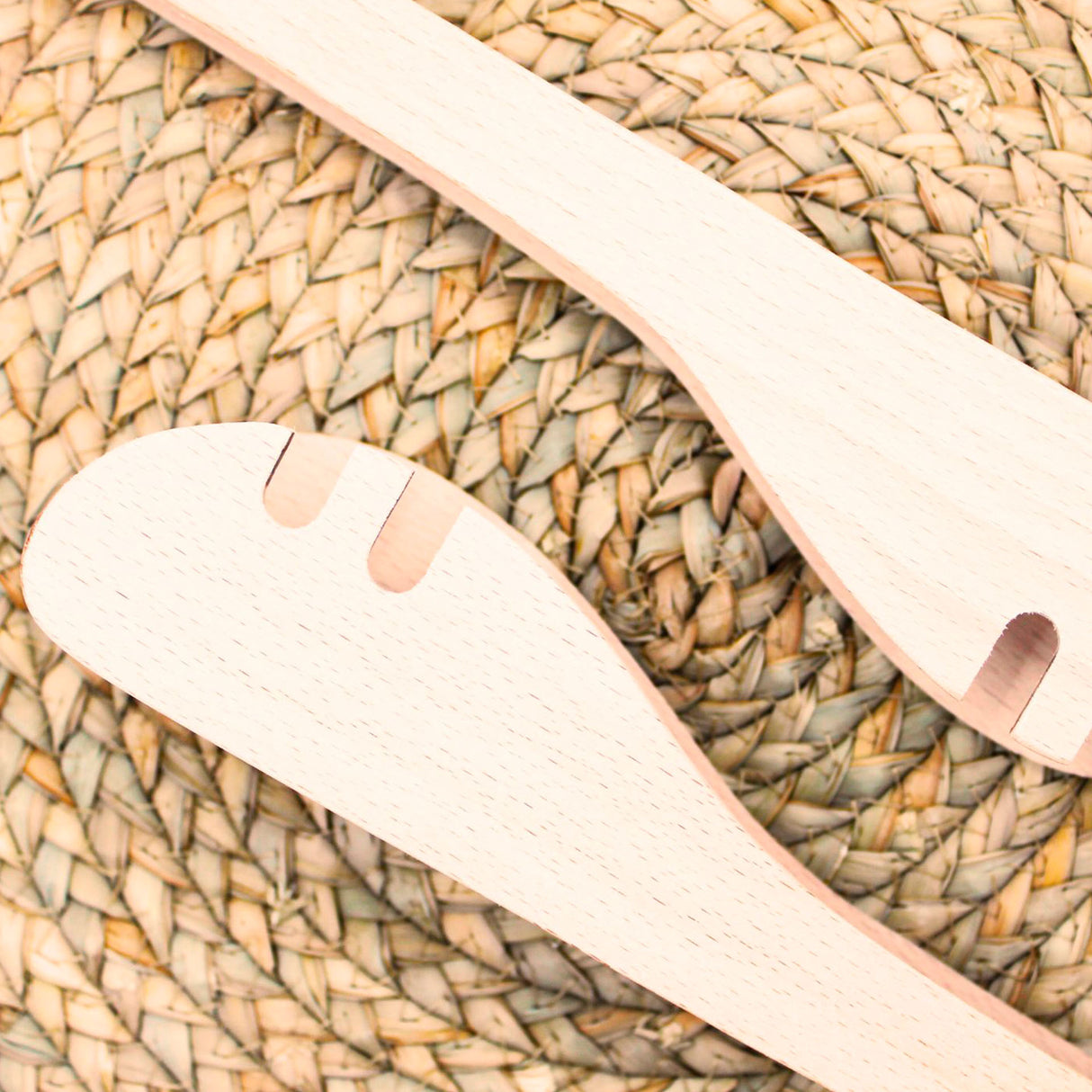 Sirve con estilo con el set de 2 pinzas de madera de haya Kawi. Diseño ergonómico y madera sustentable. Perfectas para ensaladas y más. ¡Compra online con envío a Chile!