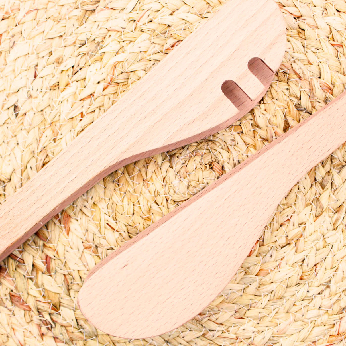 Sirve con estilo con el set de 2 pinzas de madera de haya Kawi. Diseño ergonómico y madera sustentable. Perfectas para ensaladas y más. ¡Compra online con envío a Chile!