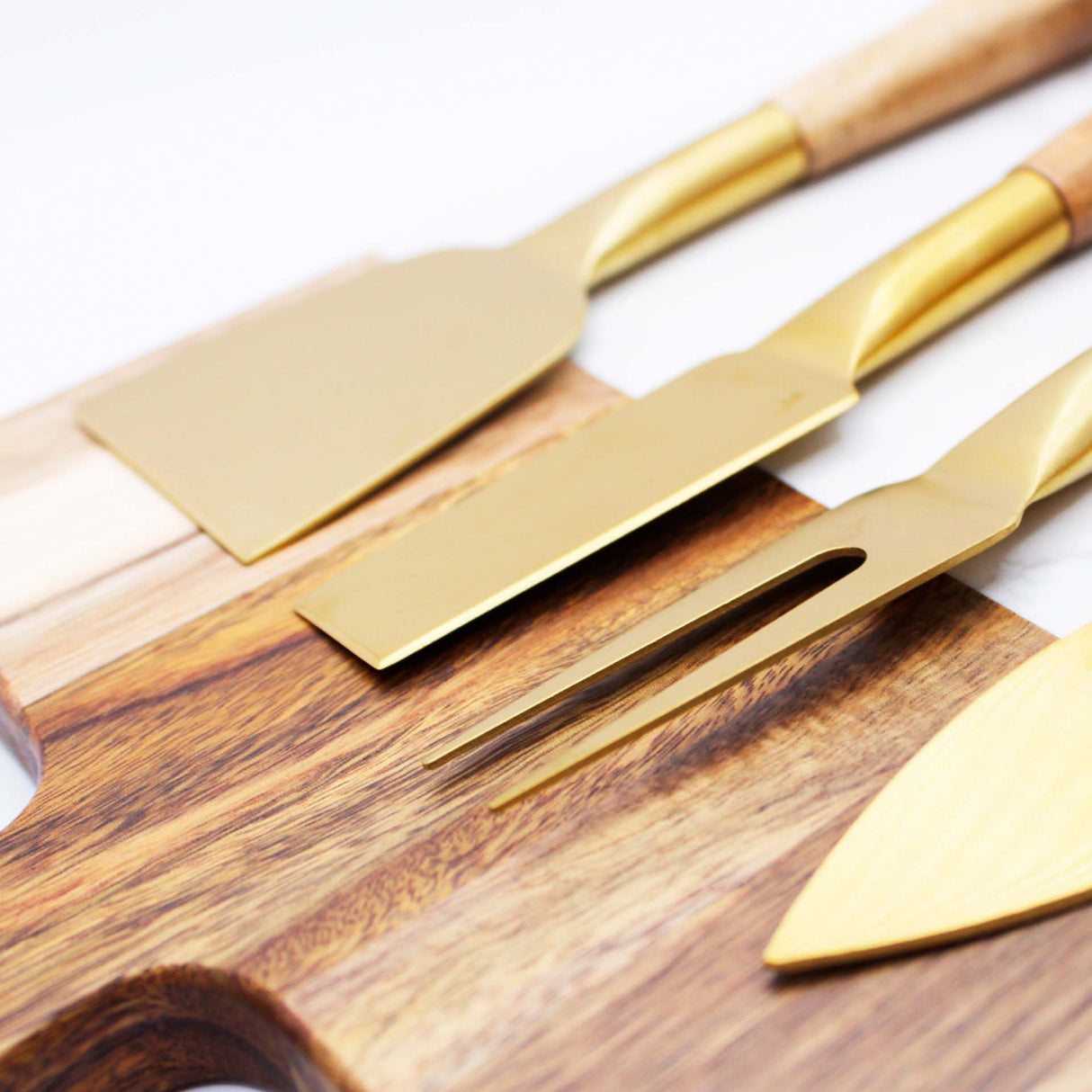 Set de 4 cubiertos de aperitivo Kawi. Combinación de acero inoxidable y madera de acacia. Diseño minimalista y elegante. ¡Compra online! Envío a todo Chile.