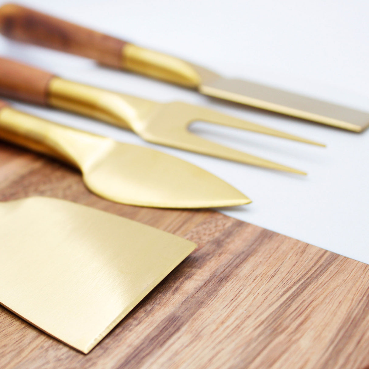 Set de 4 cubiertos de aperitivo Kawi. Combinación de acero inoxidable y madera de acacia. Diseño minimalista y elegante. ¡Compra online! Envío a todo Chile.