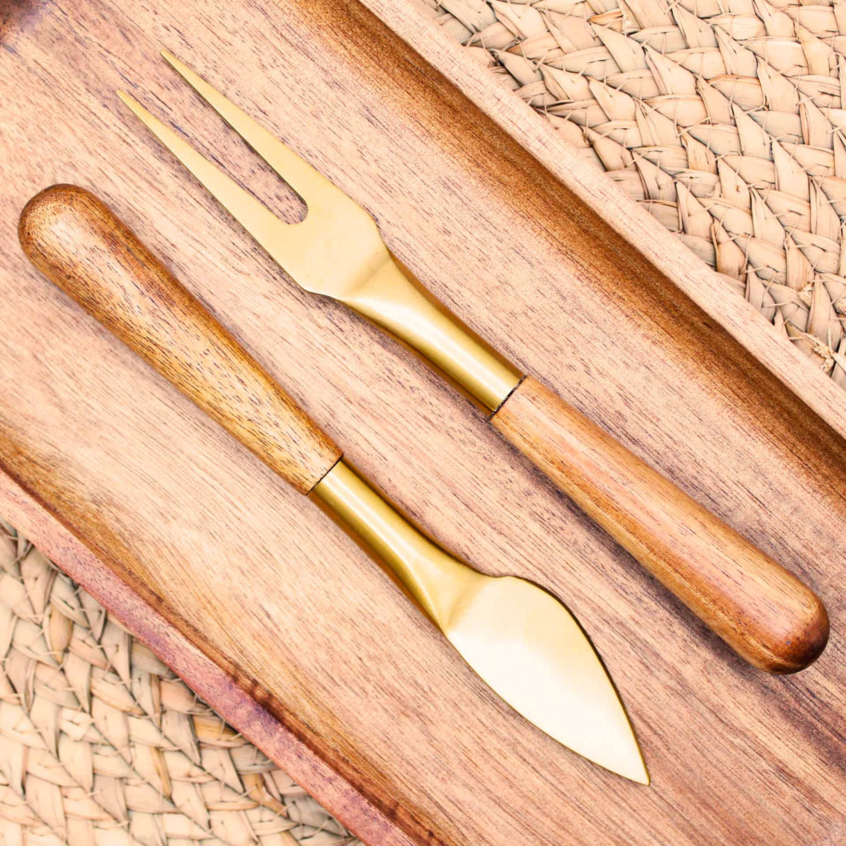 Set de 4 cubiertos de aperitivo Kawi. Combinación de acero inoxidable y madera de acacia. Diseño minimalista y elegante. ¡Compra online! Envío a todo Chile.