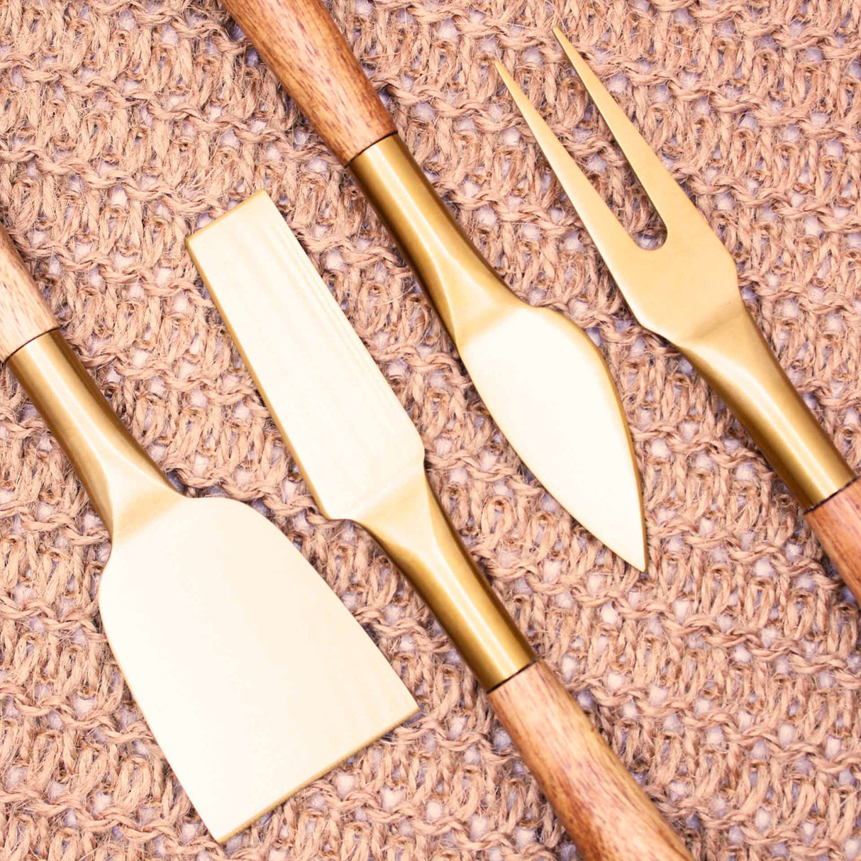 Set de 4 cubiertos de aperitivo Kawi. Combinación de acero inoxidable y madera de acacia. Diseño minimalista y elegante. ¡Compra online! Envío a todo Chile.