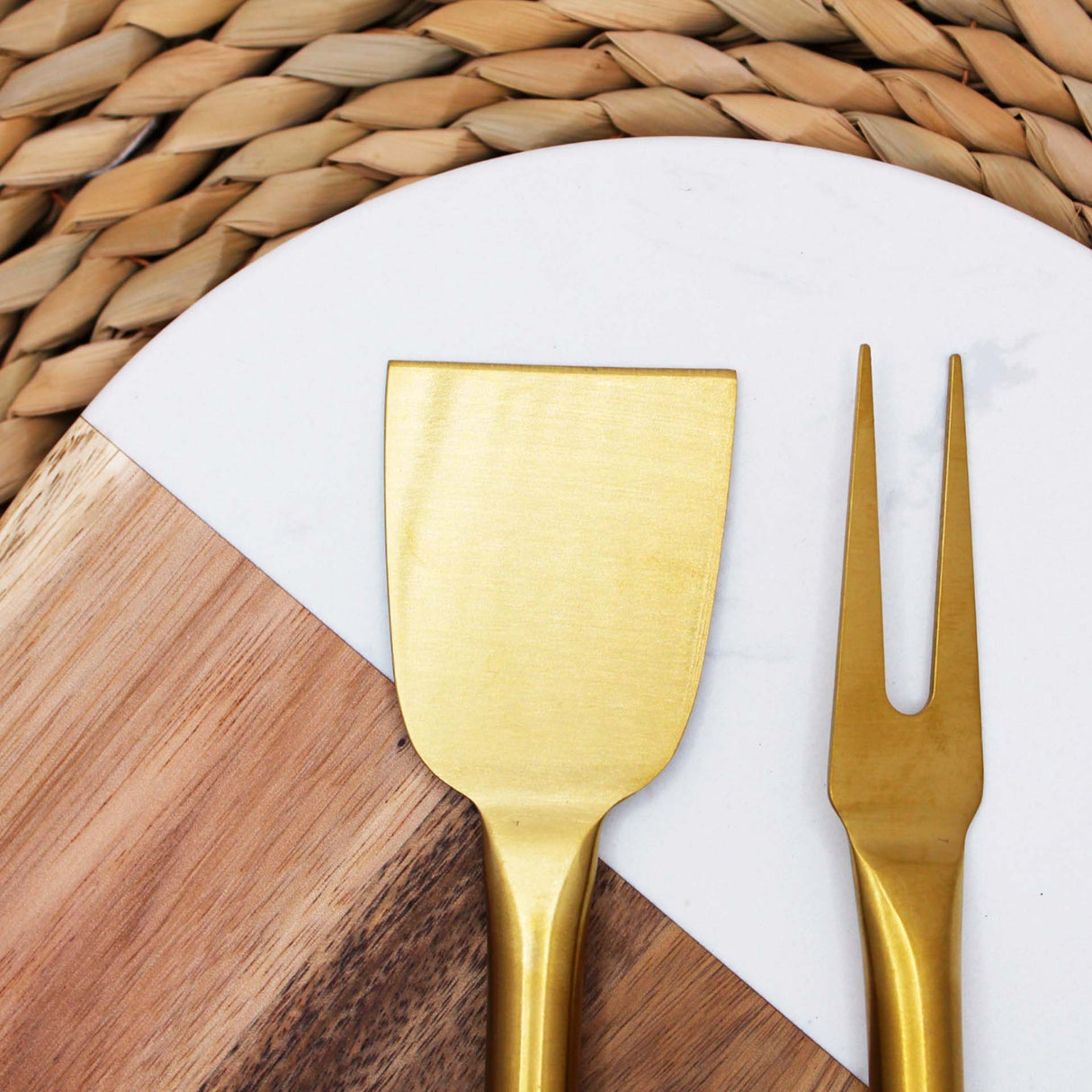 Tabla de aperitivo redonda Kawi. Combinación de madera de acacia y mármol. Diseño elegante y funcional. Perfecta para quesos y más. ¡Compra online y sorprende a tus invitados! Envío a Chile.