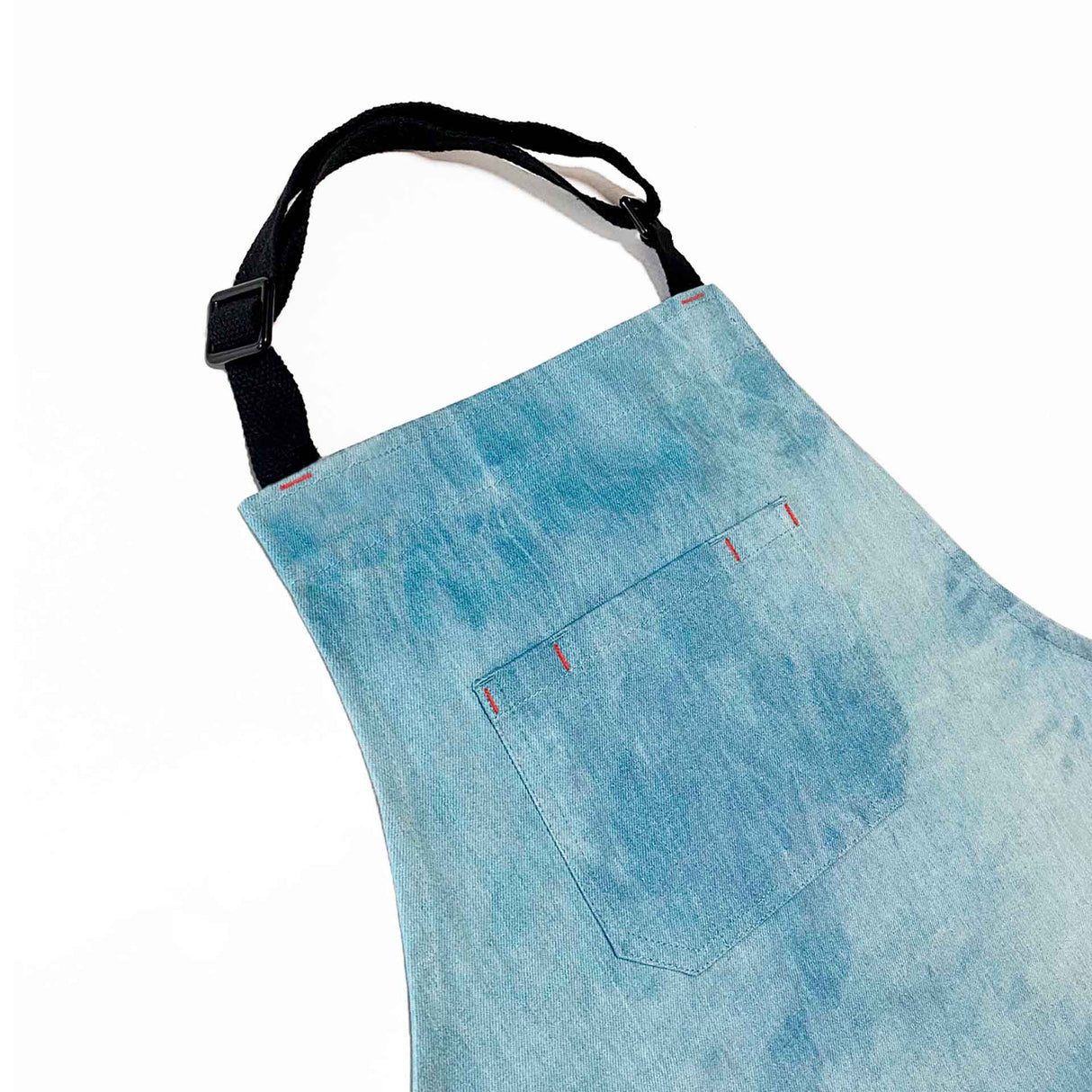 Pechera jeans tie dye Kawi, unisex. Diseño único y colorido, 100% algodón. Perfecta para cocina, parrilla y más. ¡Compra online y expresa tu estilo!