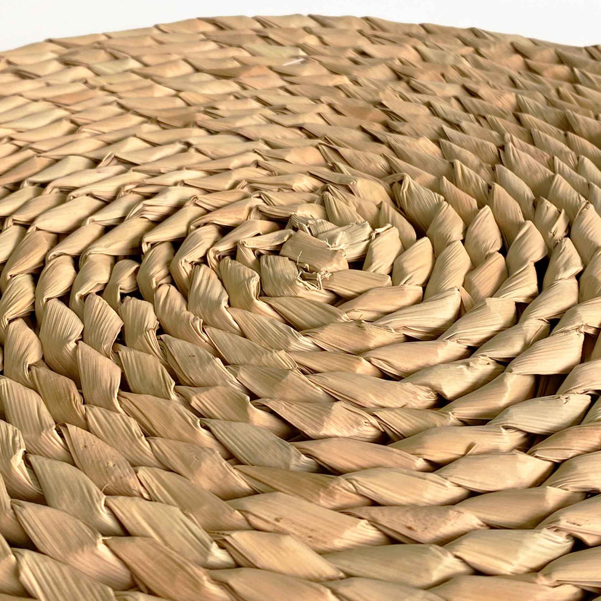 Set de 4 individuales Bali de fibra natural (hierba marina) Kawi. Dale un toque natural y elegante a tu mesa. Redondos, 35cm. ¡Compra online, envío a todo Chile!