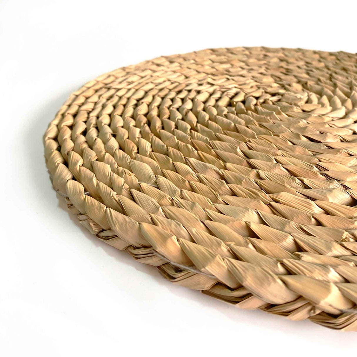 Set de 4 individuales Bali de fibra natural (hierba marina) Kawi. Dale un toque natural y elegante a tu mesa. Redondos, 35cm. ¡Compra online, envío a todo Chile!