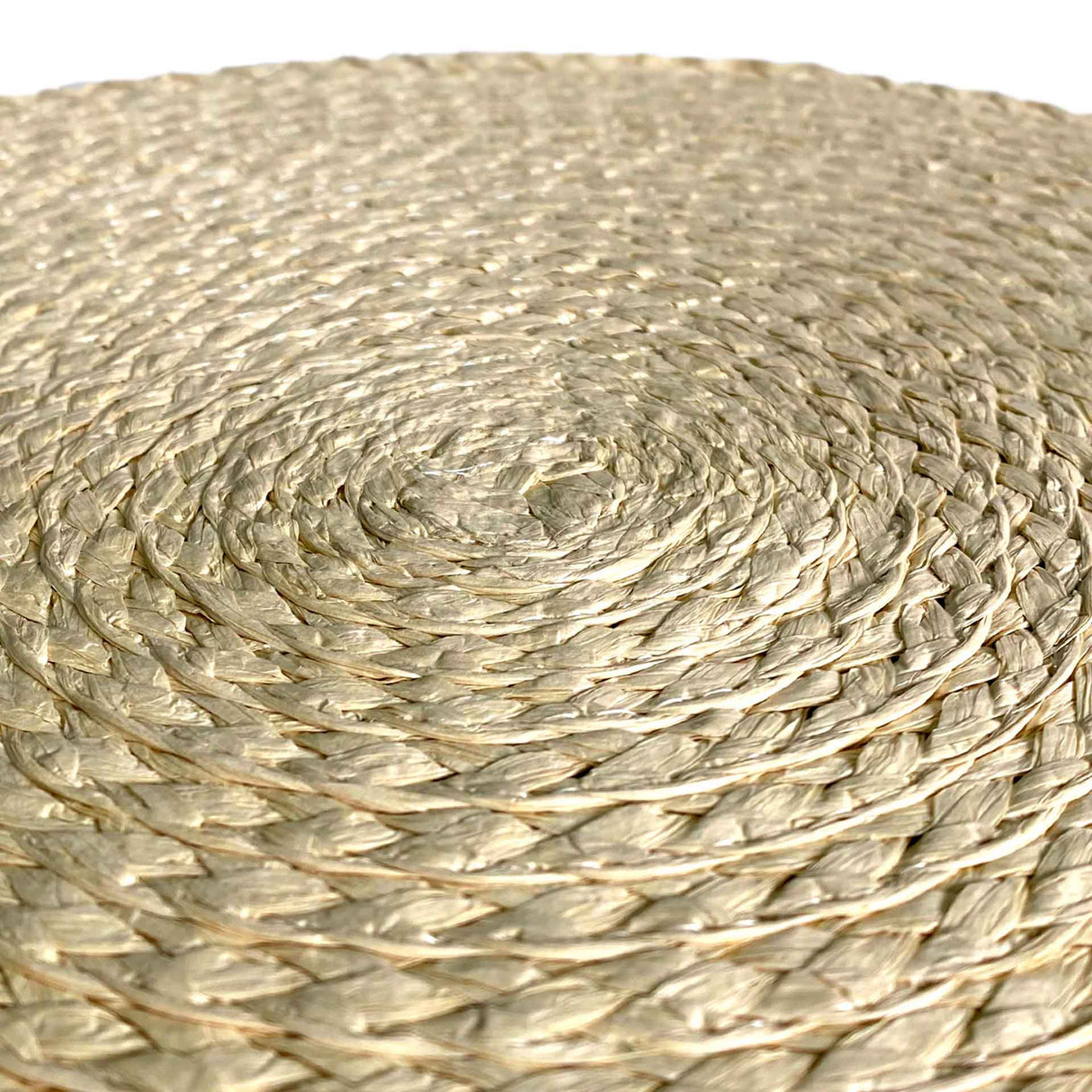 Set de 4 individuales Hanoi de Kawi, hechos de papel trenzado 100%. Diseño moderno y natural, 35cm. ¡Protege tu mesa con estilo y originalidad! Envíos a Chile.