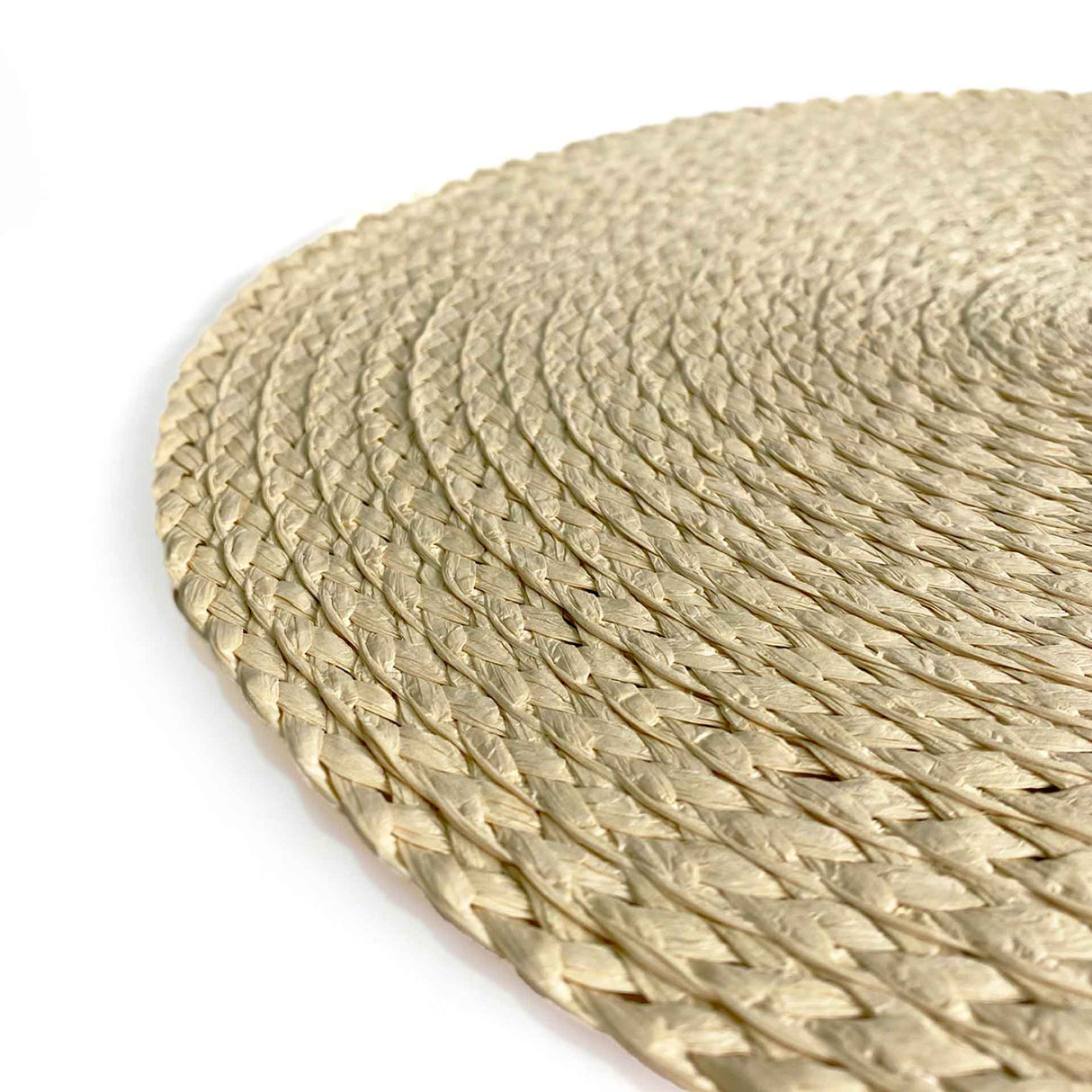 Set de 4 individuales Hanoi de Kawi, hechos de papel trenzado 100%. Diseño moderno y natural, 35cm. ¡Protege tu mesa con estilo y originalidad! Envíos a Chile.