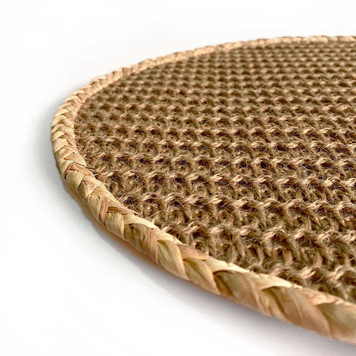 Set de 4 individuales Kubu de Kawi. Hechos con fibra natural (hierba marina y papel). Diseño rústico y elegante, 35cm. ¡Compra ahora y protege tu mesa! Envío a Chile.