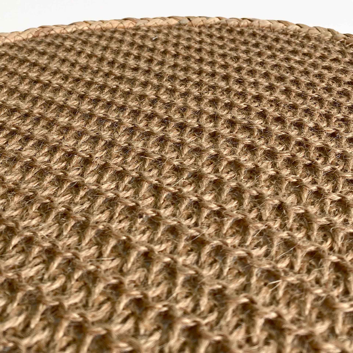 Set de 4 individuales Kubu de Kawi. Hechos con fibra natural (hierba marina y papel). Diseño rústico y elegante, 35cm. ¡Compra ahora y protege tu mesa! Envío a Chile.