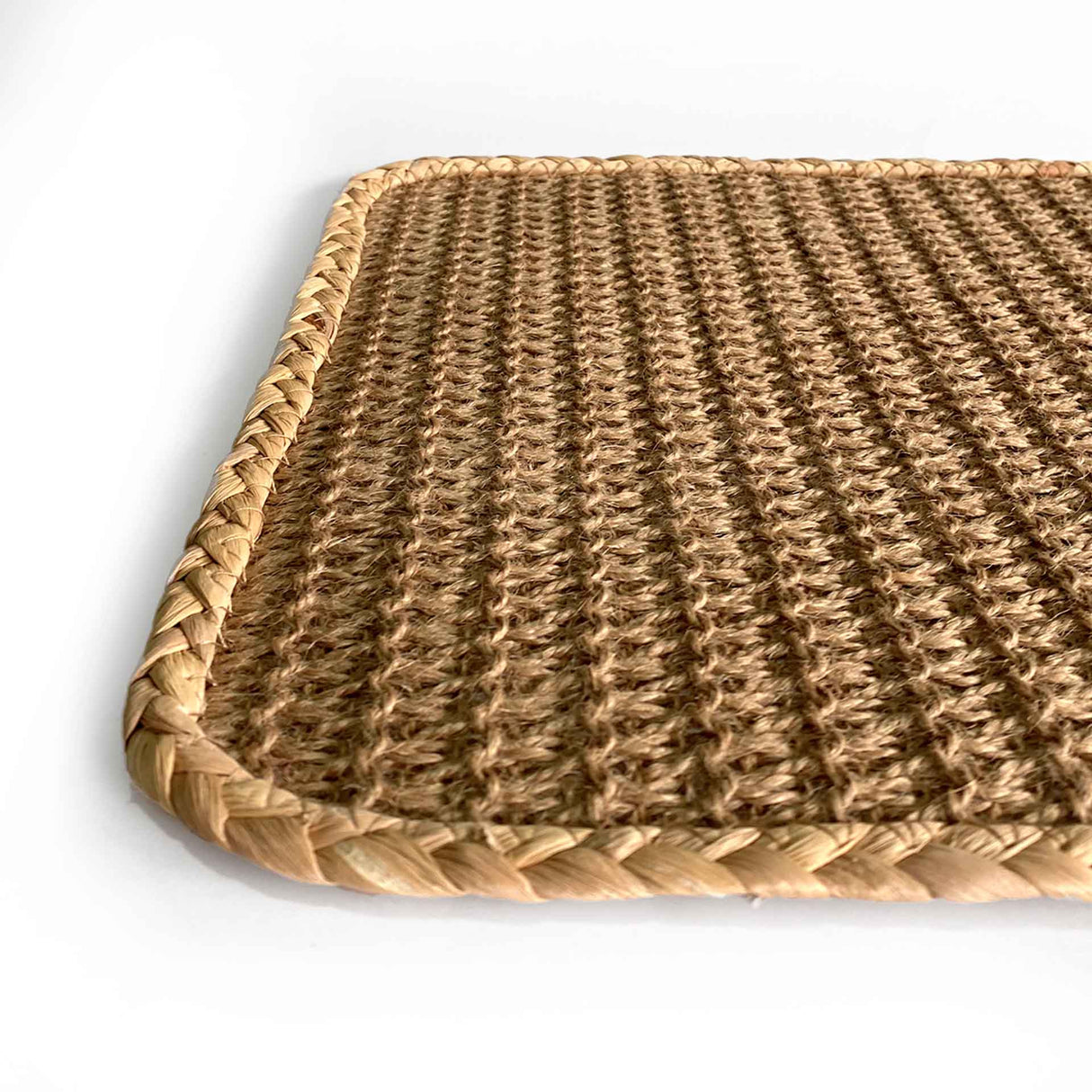 Set de 4 individuales rectangulares Nui de Kawi (30x45cm). Combinación de yute y hierba marina. Diseño práctico y elegante. ¡Compra online, envío a Chile!