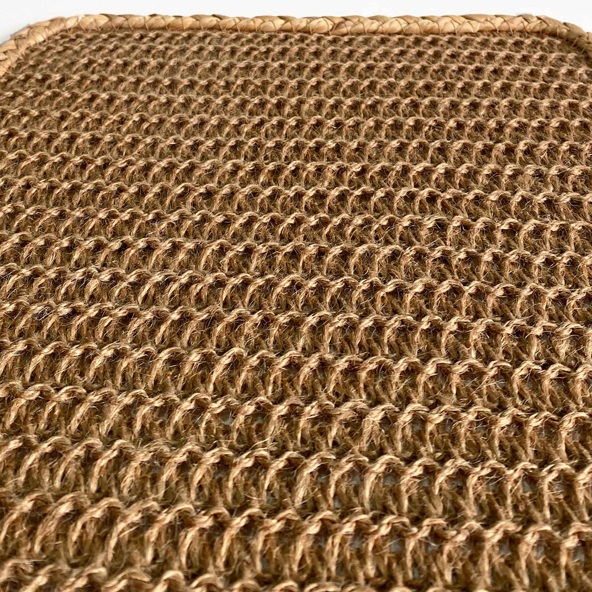 Set de 4 individuales rectangulares Nui de Kawi (30x45cm). Combinación de yute y hierba marina. Diseño práctico y elegante. ¡Compra online, envío a Chile!