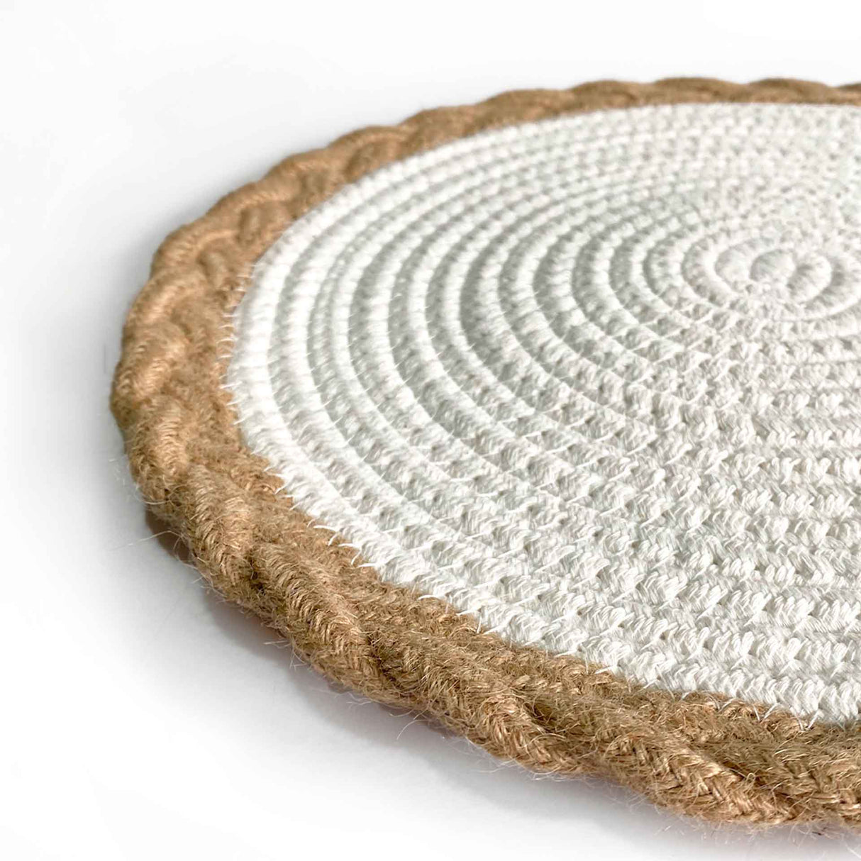 Set de 4 individuales Nusa de Kawi. Combinan yute y poliéster para mayor durabilidad y estilo. Redondos, 35cm. ¡Ideales para proteger tu mesa! Compra online.