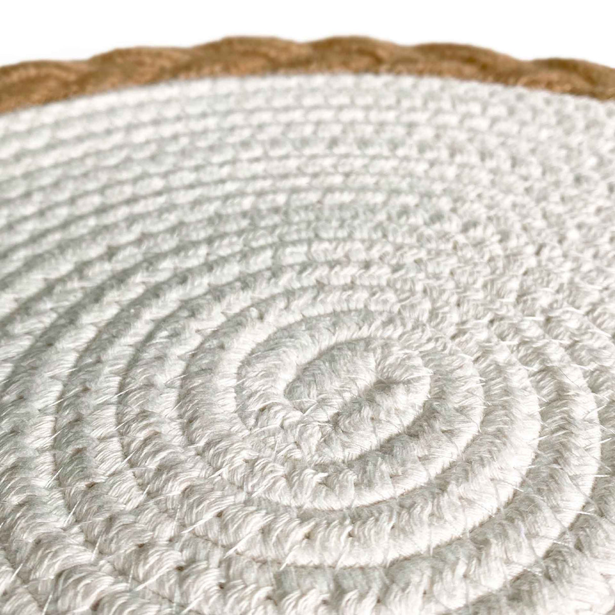 Set de 4 individuales Nusa de Kawi. Combinan yute y poliéster para mayor durabilidad y estilo. Redondos, 35cm. ¡Ideales para proteger tu mesa! Compra online.