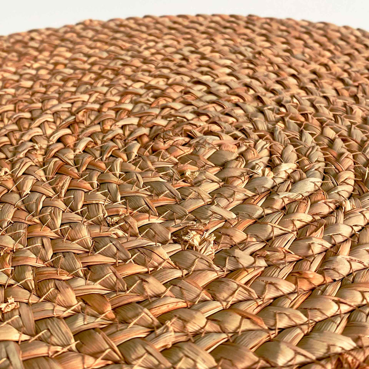 Set de 4 individuales Ubud de Kawi, hechos de hierba marina 100% natural. Diseño rústico y elegante, 35cm. Protege tu mesa con estilo. ¡Compra ahora, envío a Chile!