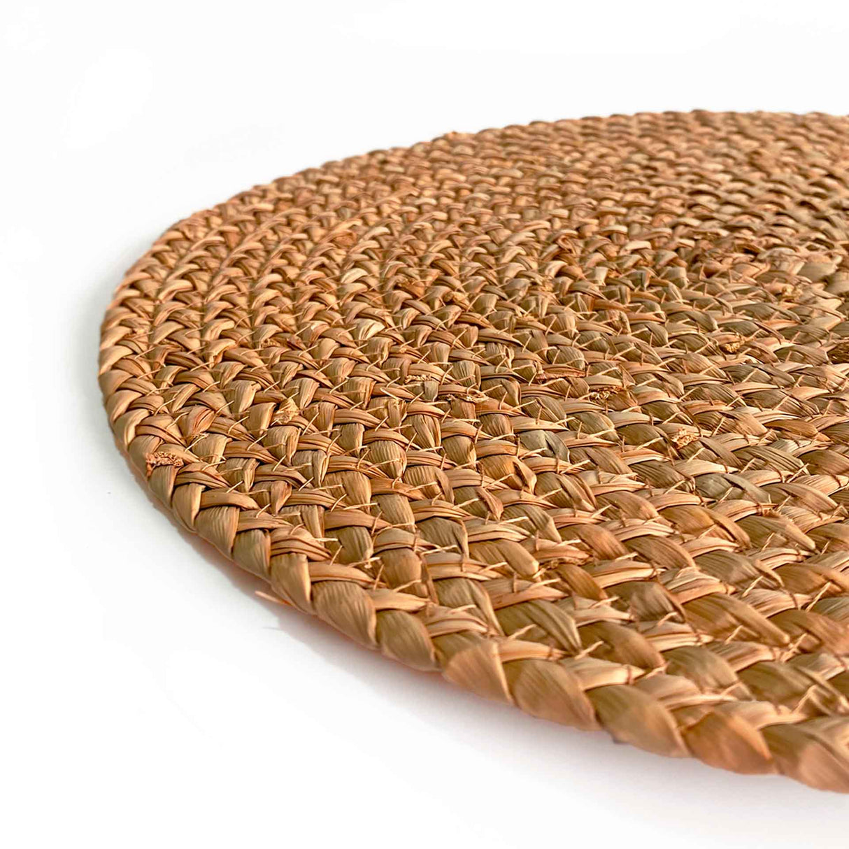 Set de 4 individuales Ubud de Kawi, hechos de hierba marina 100% natural. Diseño rústico y elegante, 35cm. Protege tu mesa con estilo. ¡Compra ahora, envío a Chile!