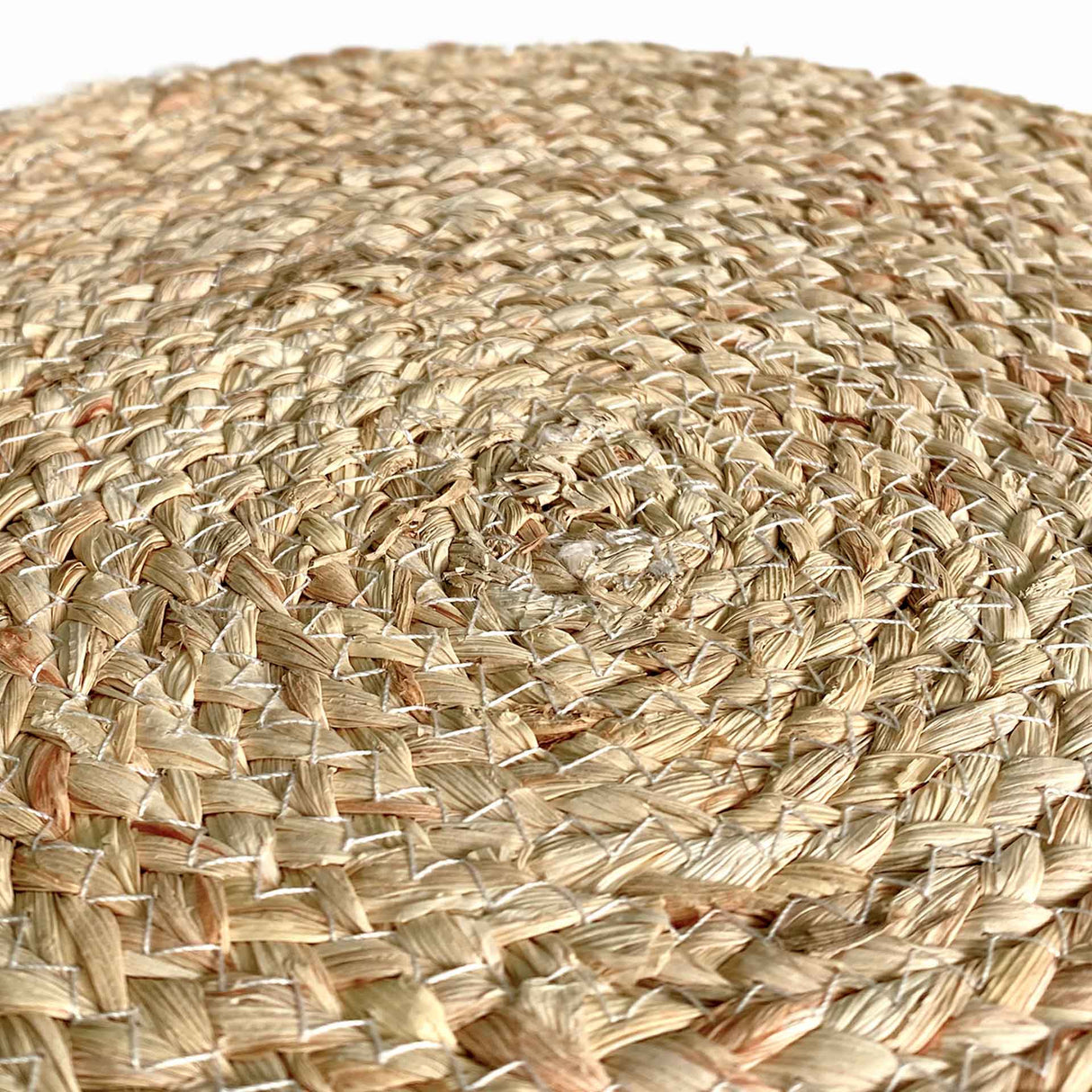 Set de 4 individuales Uluwatu de Kawi, hechos de hoja de maíz 100% natural. Diseño único y veraniego, 35cm. ¡Ideales para proteger tu mesa! Compra online.