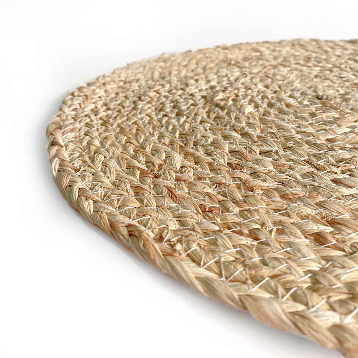 Set de 4 individuales Uluwatu de Kawi, hechos de hoja de maíz 100% natural. Diseño único y veraniego, 35cm. ¡Ideales para proteger tu mesa! Compra online.