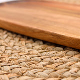 Bandeja ovalada de madera de acacia Kawi. Diseño rústico y elegante, perfecta para servir aperitivos y más. ¡Compra online y dale un toque natural a tu mesa! Envío a Chile.