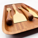 Bandeja rectangular de madera de acacia Kawi. Diseño elegante y funcional, perfecta para aperitivos y más. ¡Compra online y eleva tus presentaciones! Envío a Chile.