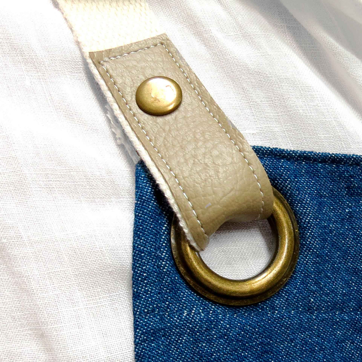 Pechera Jeans modelo Crossback blanco hueso Unisex