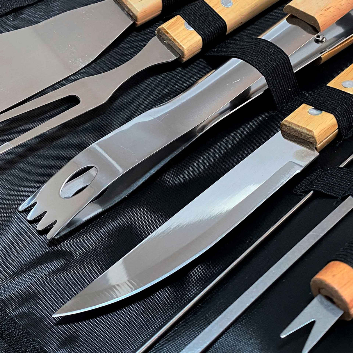 Pack Set Asado Parrilla 10 unds + Pechera Jeans Negra con tirantes cuero sintético Unisex