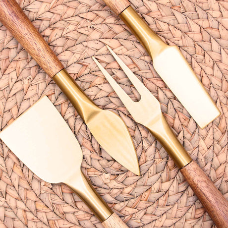 Set de 4 cubiertos de aperitivo Kawi. Combinación de acero inoxidable y madera de acacia. Diseño minimalista y elegante. ¡Compra online! Envío a todo Chile.