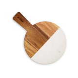 Tabla de aperitivo redonda Kawi. Combinación de madera de acacia y mármol. Diseño elegante y funcional. Perfecta para quesos y más. ¡Compra online y sorprende a tus invitados! Envío a Chile.