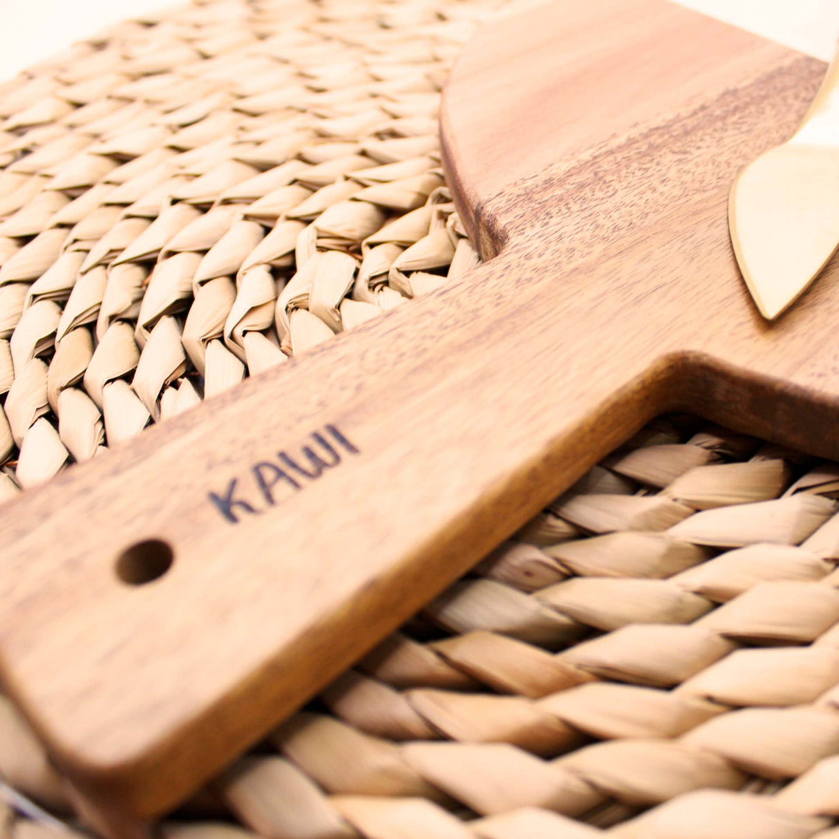 Tabla de aperitivo redonda Kawi. Combinación de madera de acacia y mármol. Diseño elegante y funcional. Perfecta para quesos y más. ¡Compra online y sorprende a tus invitados! Envío a Chile.