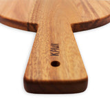 Tabla de aperitivo redonda Kawi. Combinación de madera de acacia y mármol. Diseño elegante y funcional. Perfecta para quesos y más. ¡Compra online y sorprende a tus invitados! Envío a Chile.