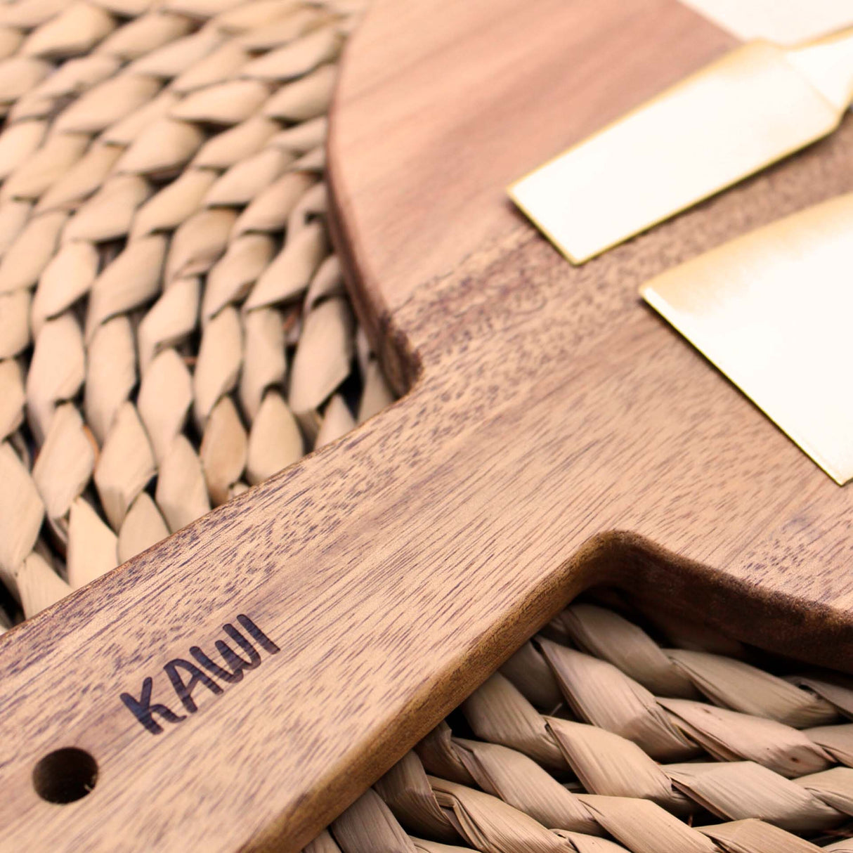 Tabla de aperitivo redonda Kawi. Combinación de madera de acacia y mármol. Diseño elegante y funcional. Perfecta para quesos y más. ¡Compra online y sorprende a tus invitados! Envío a Chile.