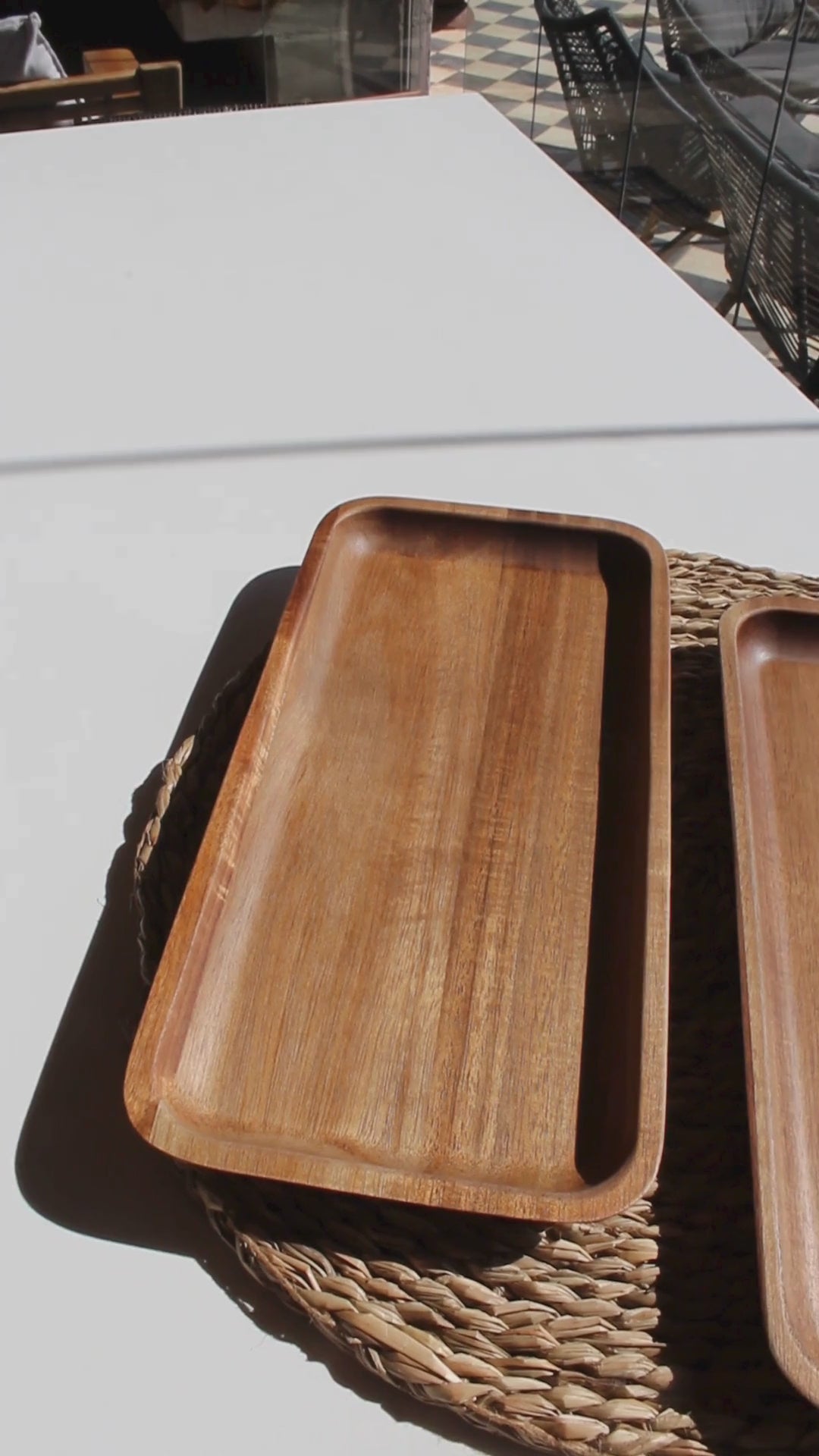 Bandeja rectangular de madera de acacia Kawi. Diseño elegante y funcional, perfecta para aperitivos y más. ¡Compra online y eleva tus presentaciones! Envío a Chile.