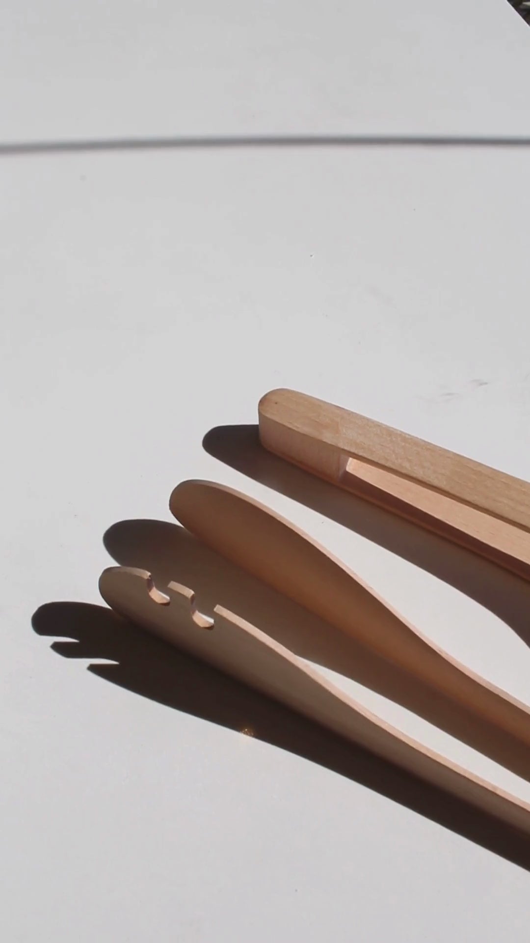 Sirve con estilo con el set de 2 pinzas de madera de haya Kawi. Diseño ergonómico y madera sustentable. Perfectas para ensaladas y más. ¡Compra online con envío a Chile!