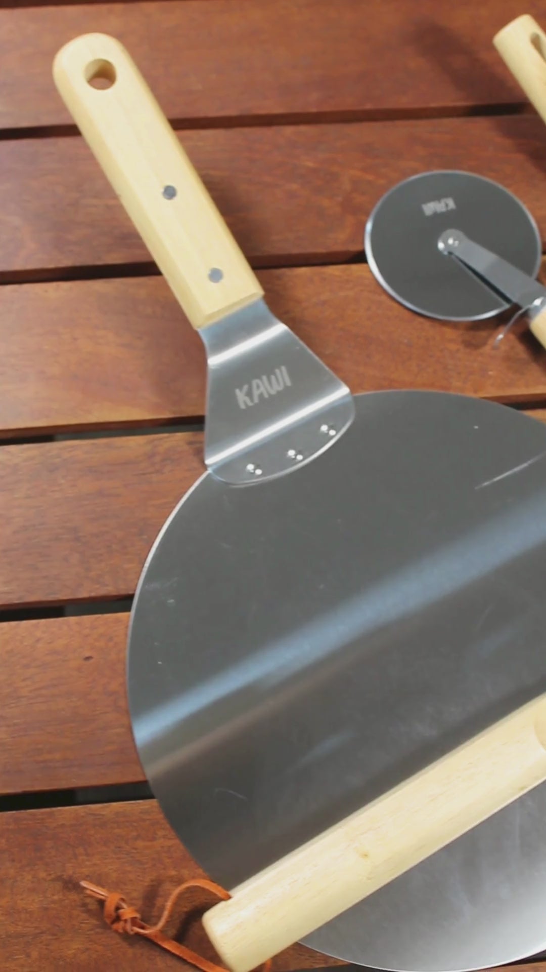 Set para pizza Kawi Pizzaiolo de 4 piezas: cortador, pala, cepillo y espátula. Acero inoxidable y madera. ¡Prepara y sirve pizza como un profesional! Compra online, envío a Chile.