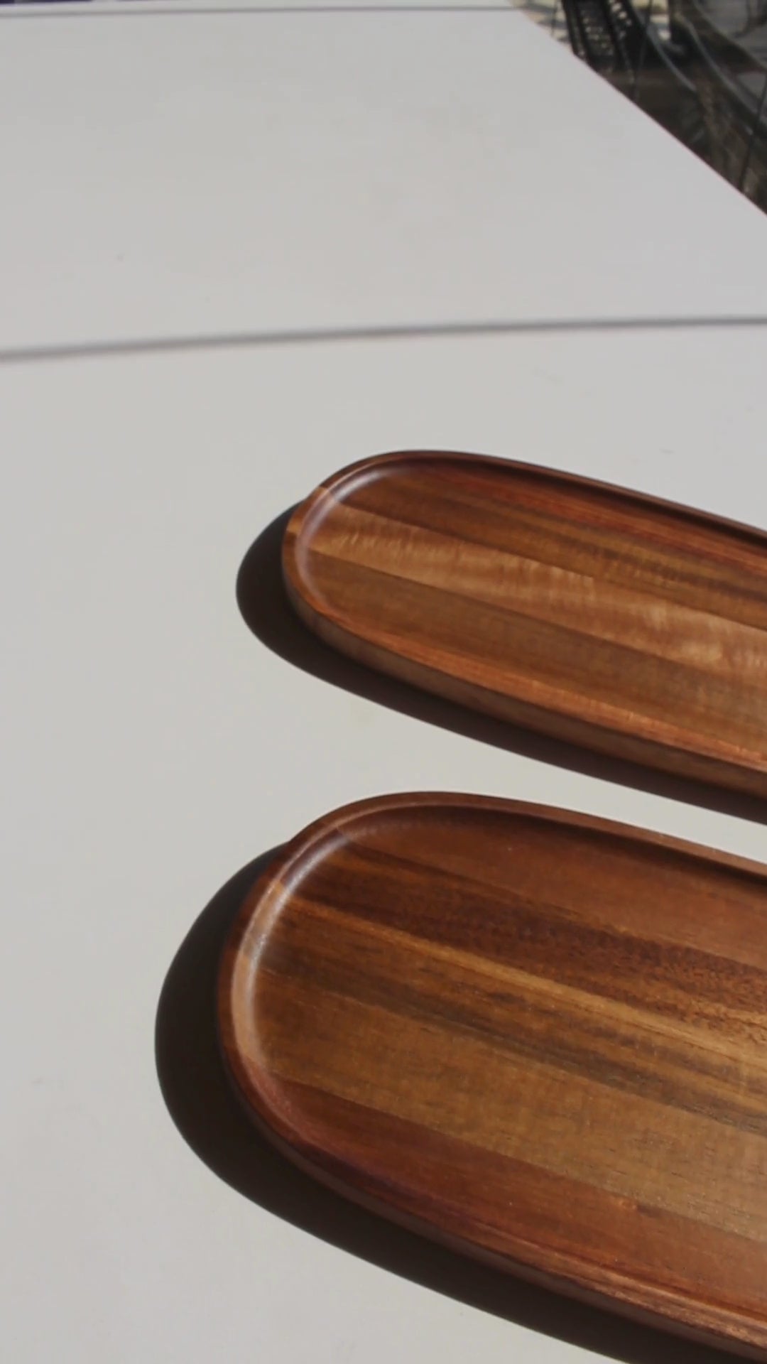 Bandeja ovalada de madera de acacia Kawi. Diseño rústico y elegante, perfecta para servir aperitivos y más. ¡Compra online y dale un toque natural a tu mesa! Envío a Chile.