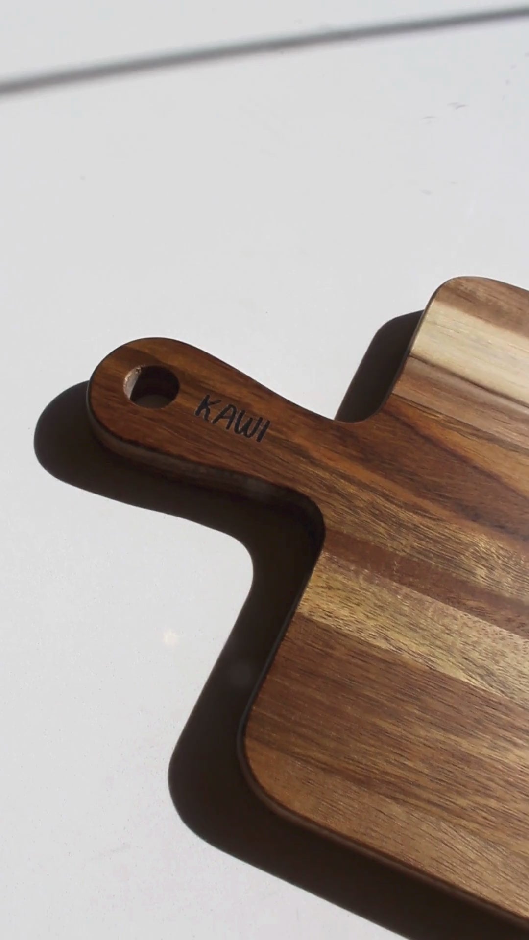 Tabla de aperitivo rectangular Kawi. Madera de acacia y mármol. Diseño elegante y funcional para quesos, frutas y más. ¡Compra online y eleva tus presentaciones! Envío a Chile.